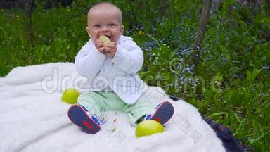 婴儿坐在草地上吃<strong>大苹果</strong>